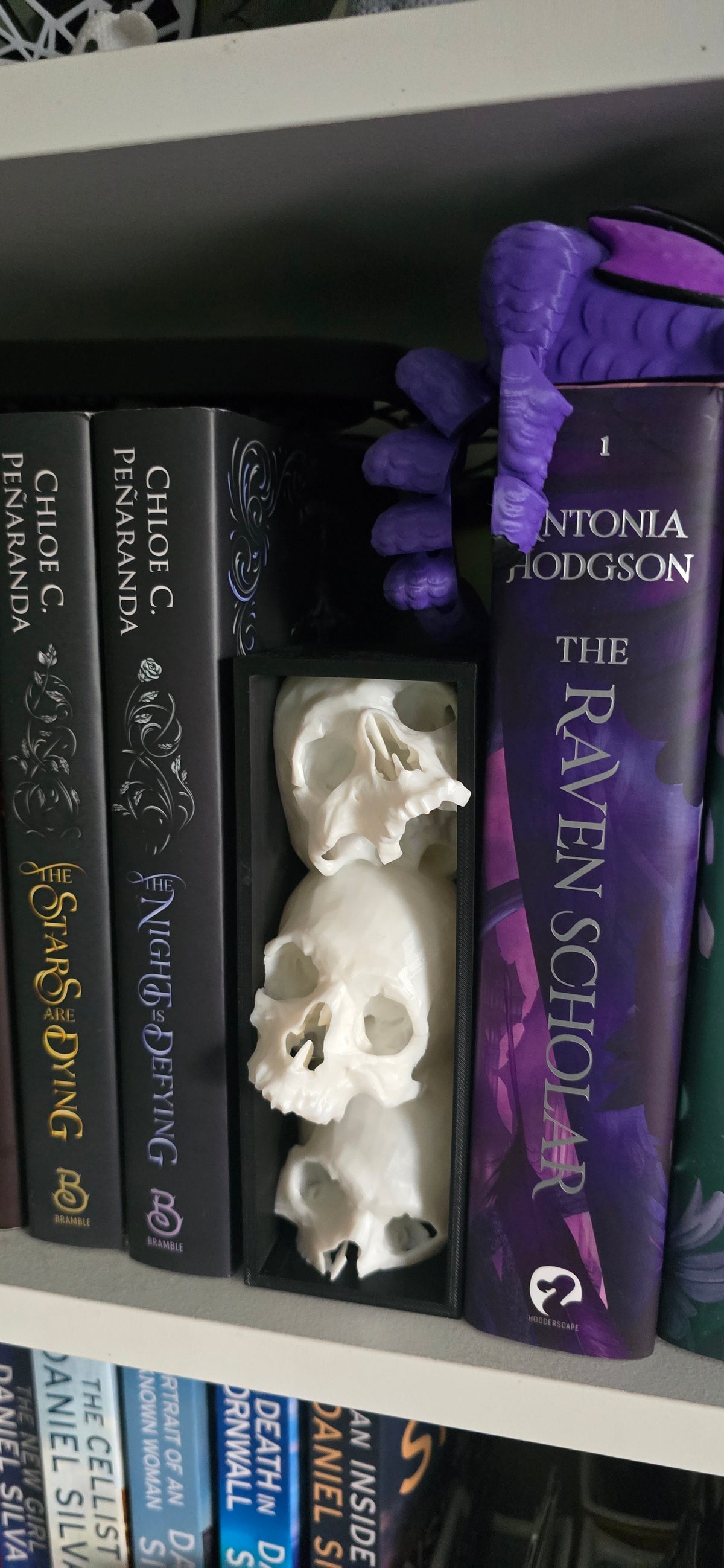 Suporte de Livros Caveira Arcana - Guardião de Livros Fantasia Gótico Impresso em 3D - Branco
