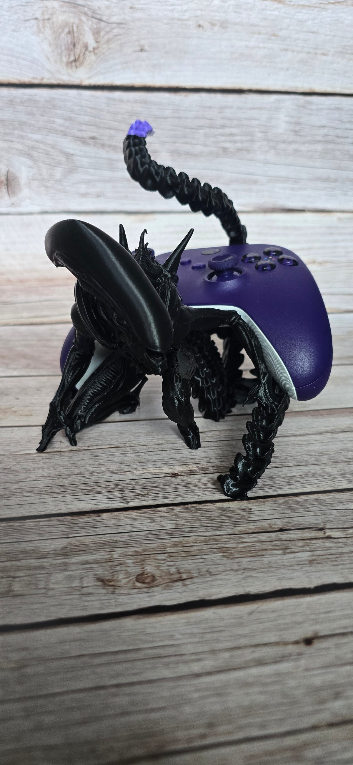 Alien Horror Controller Holder | Obsidian Black 3D Printed Gaming Stand